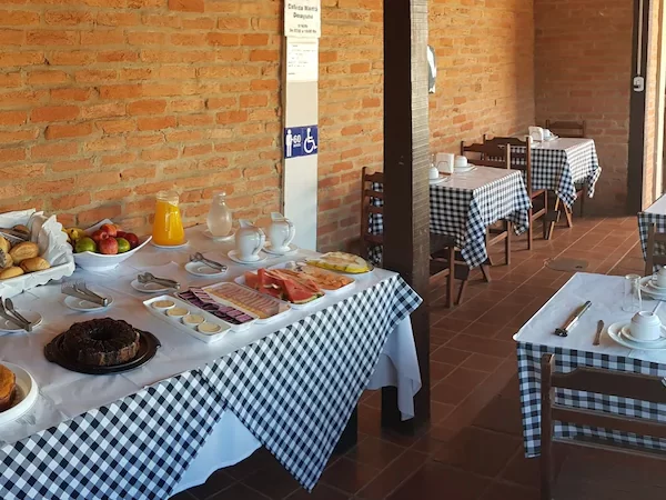 Cafe-da-manha-pousada-Brisas-de-Buzios.webp